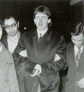Paul McCartney en Japn, acompaando a las autoridades por posesin de cannabis (1980)